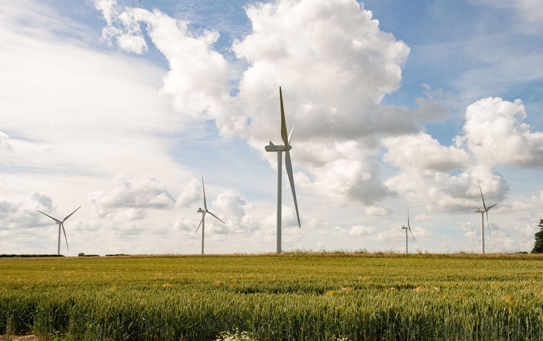             　　英国可再生能源贸易机构RenewableUK周一表示，英国风力发电量周六下午创造了14.3吉瓦的纪录，超过了先前报告的13.9吉瓦的水平。　　据电网运营商国家电网统计，周六风力发电占英国电力的35.7%，天然气占20.3%，核电站占17.6%