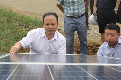 　　　　刘汉元代表在光伏项目现场　　谨防另一种贫困：“生态贫困”　　国家近年来以举国之力加大环境治理，一些地区的环境状况也有了明显改善，如京津唐地区去冬今春空气质量就有了大幅改观，但国内生态环境总体上仍面临巨大压力，长时间、大面积的雾霾天气依然困扰着我国大部分省市。以此角度看，环境生态问题已成为与当年广大人民群众吃不饱、穿不暖同样严峻的问题，甚至衍生出了另一种意义上的贫困，那就是“空气贫困”、“环境贫困”和“生态贫困”