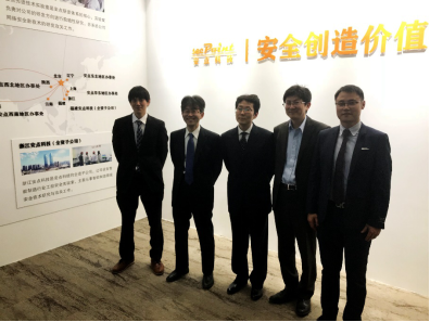 　　3月13日，橫河電機(jī)株式會(huì)社(YOKOGAWA)海外總監(jiān)陳忠先生、產(chǎn)品事業(yè)部負(fù)責(zé)人岡本弘文先生等企業(yè)高管、技術(shù)研發(fā)負(fù)責(zé)人、市場(chǎng)營(yíng)銷負(fù)責(zé)人一行訪問(wèn)安點(diǎn)科技總部，與安點(diǎn)科技高級(jí)副總裁楊磊先生、研發(fā)中心總監(jiān)吝寧先生等公司領(lǐng)導(dǎo)、專家探討雙方多層面戰(zhàn)略合作。  　　日本橫河電機(jī)株式會(huì)社(YOKOGAWA)是工業(yè)自動(dòng)化控制系統(tǒng)、信息系統(tǒng)、測(cè)量系統(tǒng)的多元化全球制造商，也是安點(diǎn)科技重要的戰(zhàn)略合作伙伴，目前，雙方在產(chǎn)品開發(fā)、技術(shù)服務(wù)、市場(chǎng)營(yíng)銷等領(lǐng)域已展開全面合作
