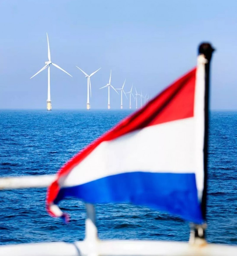  　　3月19日，“大瀑布”(Vattenfall)在荷兰Hollandse Kust (zuid) I/II 海上风电项目的第一轮竞标中以零补贴中标，该项目也将成为荷兰首个，欧洲第四个零补贴电价的海上风电项目。


 
　　本次海上风电项目竞标于2017年12月展开，虽然竞标第一阶段直接以零补贴作为必要条件(荷兰海上风电政策与规划见文末相关阅读)，但依旧吸引了如Vattenfall和Statoil这样的大型海上风电开发商的参与