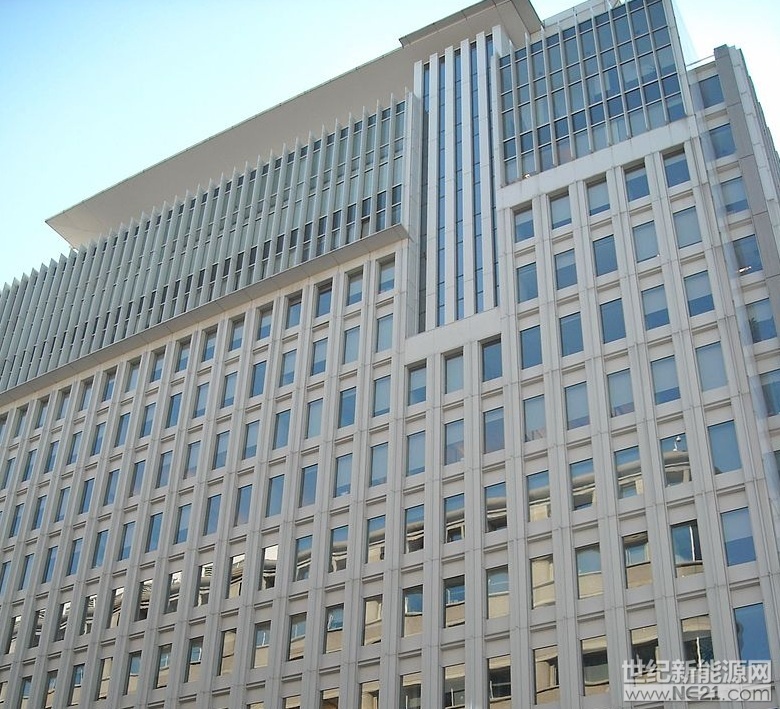 


位于美國華盛頓的世界銀行總部。

Wikimedia Commons, AgnosticPreachersKid
世界銀行上周批準了一項2.5億美元的新?lián)７桨福瑢⑼ㄟ^阿根廷的可再生能源基金(FODER)實施，支持阿根廷能源和礦業(yè)部RenovAr方案下的私人投資清潔能源項目，以促進該國自然資源的可持續(xù)利用，并幫助其實現(xiàn)減緩氣候變化的目標