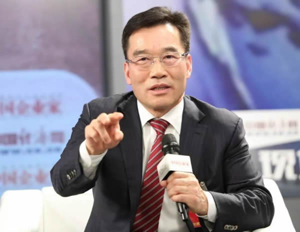                                         
	　　全国人大代表、广东省工商联副主席、明阳新能源投资控股集团有限公司董事长、明阳智慧能源集团股份有限公司董事长兼CEO张传卫。

	

	　　按照党的十九大要求，今后决胜全面建成小康社会的三年中，要重点抓好防范化解重大风险、精准脱贫、污染防治三大攻坚战