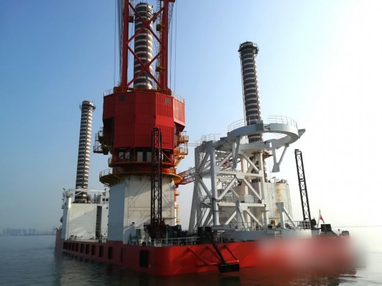                                         
	　　记者14日从海上福州领导小组办公室获悉，海上风电一体化作业移动平台——“大桥福船”号已于日前完工，预计月底航行至兴化湾海域，投入“福清兴化湾海上风电场一期(样机试验风场)”项目使用。

	
	“大桥福船”号驶向兴化湾海域

	　　“大桥福船”号总长108.5米，型宽40.8米，型深7.8米，设计吃水4