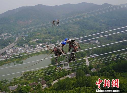 				 资料图：电力工人正在为跨江输电线路安装间隔棒。中新社记者 周毅 摄　　中新社北京3月19日电 (记者 庞无忌)中国国家统计局19日公布的数据显示，2017年，中国发电量稳步增长，电源结构调整优化