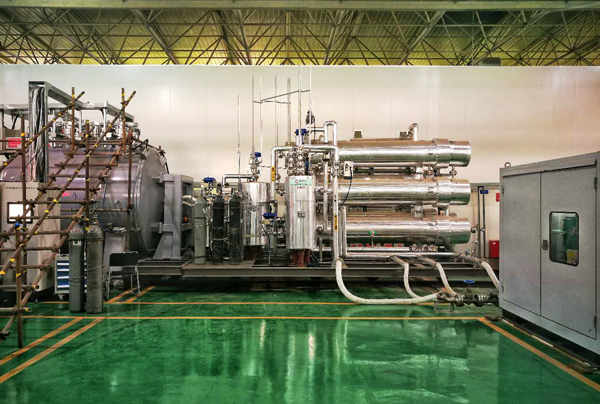 　　经济日报-中国经济网3月26日讯 记者从中核集团获悉，近日，在ITER组织代表全程见证下，由中核集团核西物院承建的全球首台国际热核聚变实验堆真空室内部件热氦检漏设备通过验收，并在该设备上完成ITER世界首次热氦检漏，测试结果显示各项性能达到要求，这为建立未来托卡马克装置大型真空室内部件的热氦检漏试验标准提供了重要的基准。　　真空高温氦检漏测试目前无成熟标准，该测试为ITER装置中一级真空部件高温氦检漏测试提供了重要实验数据，也为未来大型磁约束核聚变装置真空件的高温检漏标准制定提供了重要参考