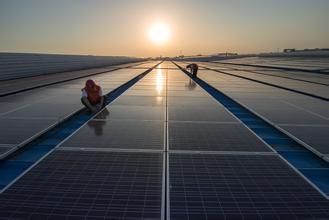 江蘇省寶應(yīng)縣自去年12月入選全國第三批光伏發(fā)電領(lǐng)跑者基地以來，基地建設(shè)積極推進，目前已交由投資商現(xiàn)場踏勘啟動建設(shè)。財經(jīng)日歷資訊快遞貴金屬模擬交易貴金屬專家直播室金投網(wǎng)貴金屬行情軟件據(jù)新華日報26日消息，根據(jù)規(guī)劃，寶應(yīng)光伏領(lǐng)跑者基地總規(guī)劃2.08GW，擬分三期建設(shè)，預(yù)計總投資150億元，并網(wǎng)后可實現(xiàn)年產(chǎn)值20億元、稅收3億元