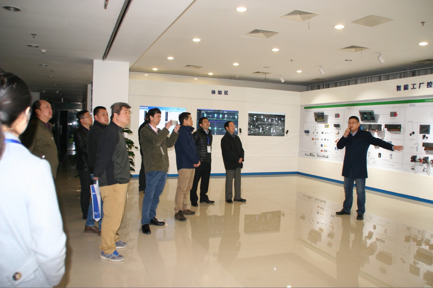 　　【中国仪表网 仪表会议】2018年3月20日，由中国仪器仪表学会产品信息工作委员会主办，和利时科技集团有限公司承办的石油化工仪表自动化技术国产化推进研讨会，在和利时北京基地国际会议厅举行。来自中国石油和化学工业联合会、中石油、中石化、中海油、中国化工、神华集团、中煤集团、鲁西集团、双欣集团及其他地方国有、民营石油化工企业，SEI、LPEC、SNEC、寰球、天辰、赛鼎、东华、华陆、成达、昆仑、中油总院、海油总院、石化盈科等知名工程公司、设计院，以及和利时、浙江伦特、北京古达、菲时博特、耐德、东风机电、浙