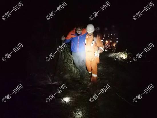                        2月28日，来自北京一家风力发电公司的4名技术人员在平乐县与钟山县交界的原始森林开展发电基站选点工作时，因为山路险峻、导航偏误，4人在下山时被困深山。经过消防、政府工作人员和热心群众长达十小时的通宵营救，久困山内的4人终于安全下山