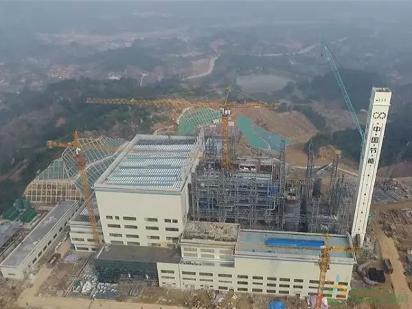 
                    　　3月17日23时26分，由公司承建的广东省重点环保项目——汕头市潮南区生活垃圾焚烧发电项目1号机组并网一次成功，各主要设备运行指标全部满足设计、规范要求。这标志着汕头市潮南区生活垃圾处理实现了由填埋到焚烧的历史性转变，走上减量化、无害化、资源化垃圾焚烧发电道路，将有效改善优化当地的生活环境和生态环境