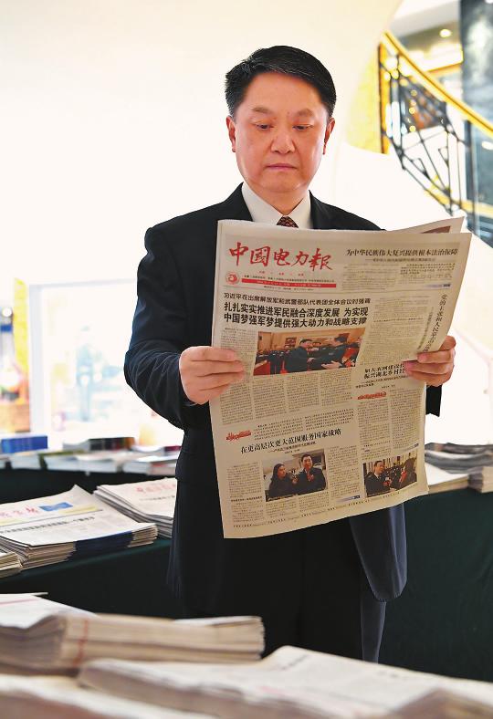 　　南方電網：及時學習抓好貫徹

　　中國電力報 中電新聞網訊 通訊員何宇瞳報道 為做好學習宣傳貫徹全國兩會精神工作，南方電網公司日前印發(fā)《關于認真學習宣傳貫徹2018年全國兩會精神的通知》（以下簡稱《通知》），要求全網及時學習、做好宣傳、抓好貫徹。

　　《通知》指出，2018年全國兩會是黨的十九大后召開的第一次全國兩會，對貫徹落實習近平新時代中國特色社會主義思想和黨的十九大精神，使黨的主張通過法定程序成為國家意志，實現(xiàn)黨的十九大確定的目標任務，推動黨和國家事業(yè)繼往開來、再創(chuàng)輝煌，具有十分重要的意義