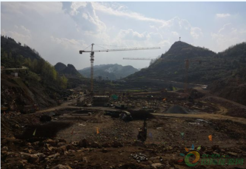 
                    　　贵州毕节市织金县生活垃圾无害化焚烧发电项目建设地点为织金县八步街道土锅村，总投资3.05亿元，设计处理能力600吨/日(其中一期工程设计日处理垃圾300吨)，配置 2×300吨/天的垃圾焚烧炉和1台12MW凝汽式汽轮发电机组，项目服务区域为织金县行政区域及纳雍、黔西两县部分乡镇。该项目于2017年3月28日开工，预计2019年3月投产