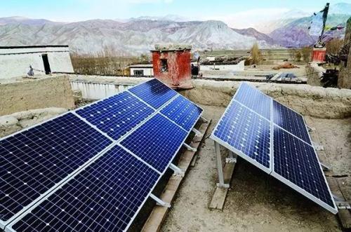 2017年，由于受經濟回暖、環(huán)保施壓和煤電去產能等多重因素的影響，預計全國棄風率、棄光率同比分別下降6.7和3.8個百分點。但是伴隨著冬季燃煤供暖解禁、天然氣更新加速以及經濟的不確定性，新能源未來消納的整體形勢依然嚴峻