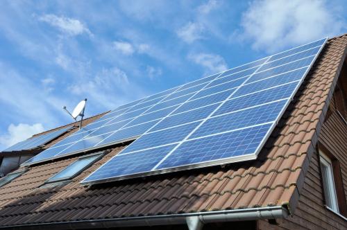 2017年，中國光伏新增裝機超53GW，同比增長53%。其中，光伏電站3362萬千瓦，同比增加11%;分布式光伏1944萬千瓦，同比增長3.7倍