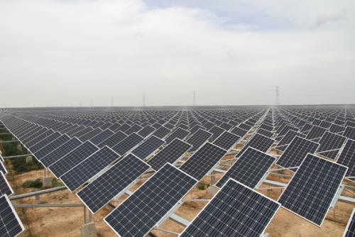 隆基在下游光伏電站的布局進一步加大。財經(jīng)日歷資訊快遞貴金屬模擬交易貴金屬專家直播室金投網(wǎng)貴金屬行情軟件3月23日晚，隆基股份公告稱，根據(jù)戰(zhàn)略發(fā)展需要，公司全資子公司靈武市隆橋光伏新能源有限公司擬在寧夏靈武市馬家灘鎮(zhèn)投資建設(shè)228MW光伏發(fā)電項目，項目建設(shè)期預(yù)計4個月，預(yù)計總投資額約13.65億元，資金來源于公司自籌和銀行貸款