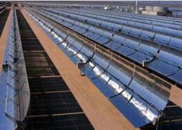 
												
												
	　　槽式太阳能热发电技术简介

	　　槽式太阳能热发电是利用槽式聚光镜将太阳光聚在一条线上，在这条线上安装着一个管状集热器，用来吸收太阳能，并对传热工质进行加热，再借助蒸汽的动力循环来发电。槽式聚光器的抛物面对太阳进行的是一维跟踪，聚光比为10~100，温度可以达到400℃