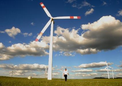 2018年2月份我市新能源發(fā)電裝機(jī)容量35.9萬千瓦，發(fā)電量5785.407萬千瓦時(shí)，同比增長(zhǎng)13.98%，環(huán)比下降10.96%，限發(fā)電量1423.06萬千瓦時(shí)，同比增長(zhǎng)18.02%，環(huán)比增長(zhǎng)2.55%。財(cái)經(jīng)日歷資訊快遞貴金屬模擬交易貴金屬專家直播室金投網(wǎng)貴金屬行情軟件一、全市風(fēng)電場(chǎng)2月份發(fā)電量2018年2月份，我市風(fēng)電發(fā)電量3810.404萬千瓦時(shí)，同比增長(zhǎng)11.36%，環(huán)比下降15.94%，限發(fā)電量1110.061萬千瓦時(shí)，綜合棄風(fēng)率約為22.6%，等效發(fā)電小時(shí)約173.9小時(shí)
