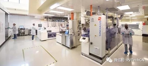 　　位于新加坡国立大学(NUS)的新加坡太阳能研究所(SERIS)的研究人员宣布，他们开发出一种用于金刚线多晶硅片切割(mc-Si)后纳米级制绒的成本极低的技术。　　新加坡太阳能研究所指出，由于现有蚀刻工艺价格昂贵并且会降低转换效率，广泛使用的金刚线多晶硅片切割受到限制