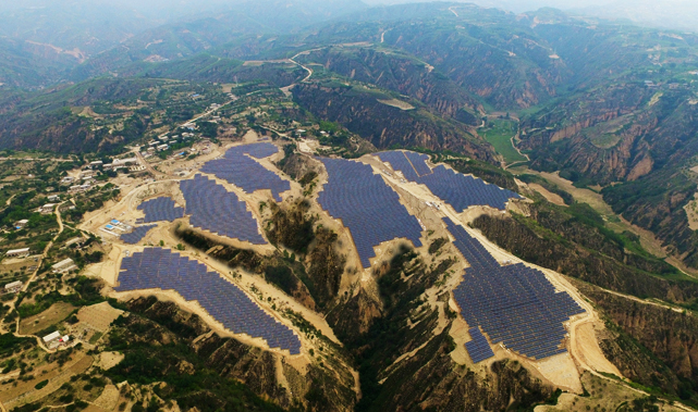 　　编者按　　根据联合国可再生能源署发布的报告，近7年来光伏发电成本降幅达到70%。伴随着技术的进步全球迎来了爆发式的增长，去年中国光伏也迎来了近十年最好的发展机遇，全国新增装机容量首次突破50GW，提前完成了“十三五”规划目标，发展形势大好