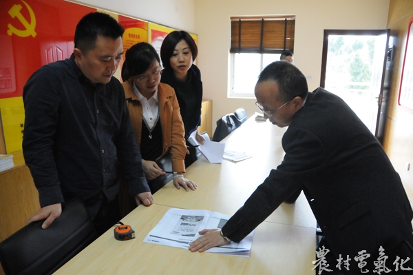 
　　農村電氣化網訊：3月20日，蓬溪公司總經理王曉明、黨委書記王波攜黨建部相關人員一行，對供電第一黨支部標準化建設情況進行了督導。

　　在黨支部活動室，蓬溪公司領導聽取了黨支部負責人對黨支部標準化建設情況匯報，并對照國家公司黨支部標準化建設實施方案和國網公司黨員活動室建設參考范例，按照上墻圖表的規(guī)格尺寸逐項進行比對核查，對標找差、查漏補缺，對原活動室的“一牌一旗三板”進行規(guī)范，對設計不合理的版面要求及時進行調整，對顏色搭配不當?shù)牡装搴妥煮w要求及時進行替換，對功能模塊內容單一的要