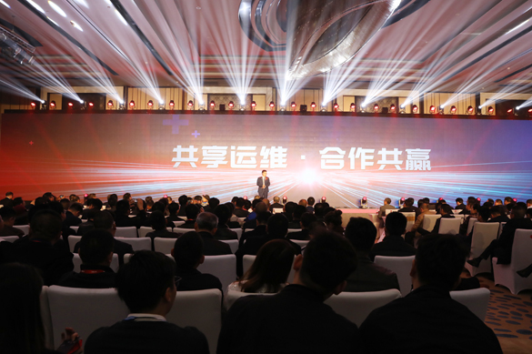 　　中国能源报┃春节过后，在江苏、浙江、江西等分布式光伏迅速发展的省份，一个个户用光伏电站频频启动运维服务招标。上图为三晶电气总经理欧阳家淦针对共享户用光伏运维平台进行说明 &nbsp;付拥民摄　　经历2017年爆发式增长的家庭户用光伏，运维问题日益凸显