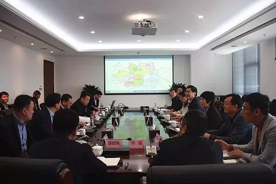 原标题：火力全开|世界500强中铁建西北总部意向落户西咸新区            西咸新区作为西安的老“网红”区域，一直好消息不断，继3月23日，总投资达400亿的宝能新能源汽车生产基地在西咸新区正式开工后，就在当天，世界500强中国铁建股份有限公司发展规划部副部长李吉锋一行就西北总部选址事宜来西咸新区进行考察洽谈。  其实早在去年的11月30日，西咸集团董事长、能源金贸区园办主任徐军前，西咸新区管委会招商局局长亢振峰就曾率团赴北京中铁建集团总部考察座谈