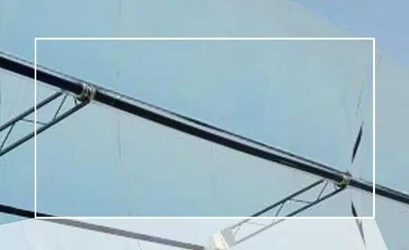 
												
												
	　　太阳能热发电概述

	　　太阳能热发电是利用太阳能聚光器先将太阳辐射能转化为热能，然后经过各种方式转换为电能的技术形式。

	　　太阳能热发电包括： 聚光太阳能热发电（CSP）、太阳能半导体温差发电、太阳能烟囱发电、太阳池发电和太阳能热声发电等