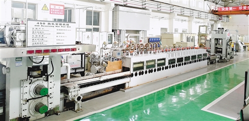 　　东北大学轧制技术及连轧自动化国家重点实验室在全国首创了“微缩中试平台”。　　东北大学轧制技术及连轧自动化国家重点实验室副主任李建平在实验室里指导学员轧钢操作