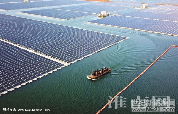  潘集区水面漂浮光伏电站由中国三峡集团三峡新能源公司利用该区采煤沉陷区闲置水面建设，项目总投资约10亿元，总装机容量150兆瓦，计划今年5月实现全部并网发电，年发电量约1.5亿千瓦时清洁电力，能够满足约9.4万户城乡家庭的用电需求。近年来，我市利用丰富的太阳能资源，建设与生态治理相结合的光伏基地，积极探索“渔光互补”新模式，把沉陷区变成了绿色能源基地
