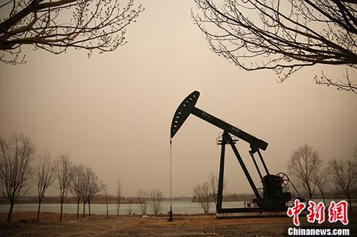 原标题：中国油气权益产量突破1.9亿吨 油气海外投资继续推进            　　 《中国油气产业发展分析与展望报告蓝皮书(2017-2018)》发布 中国油气权益产量突破1.9亿吨 截至2017年底，我国多达34家能源企业(其中民营企业23家)参与海外210个油气项目投资；境外石油权益产量连续24年保持快速增长，石油权益突破1.5亿吨，油气权益产量突破1.9亿吨。这是记者近日在《中国油气产业发展分析与展望报告蓝皮书(2017-2018)》(以下简称《蓝皮书》)发布会上得到的最新消息