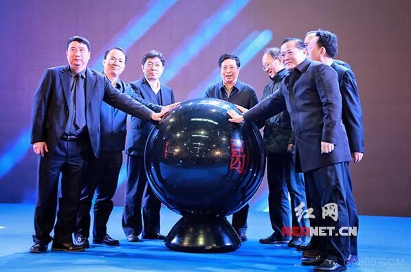 
	 


	湖南省委常委、长沙市委书记胡衡华（左四）为湖南中南智能装备有限公司揭牌。


	 


	包括工业4.0（中南智能）创新中心在内的8个项目现场签约