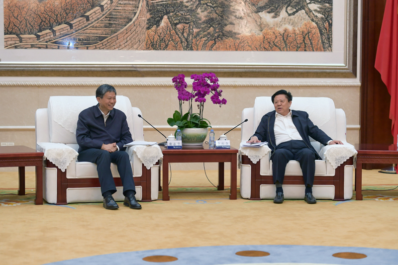 　　3月27日，南方电网公司党组书记、董事长李庆奎与来访的广西壮族自治区人民政府副主席、党组成员费志荣举行会谈。吴兴波摄　　南网报讯 3月27日，南方电网公司党组书记、董事长李庆奎会见了来访的广西壮族自治区人民政府副主席、党组成员费志荣