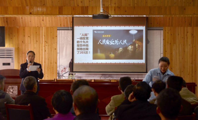 
　　近日，為貫徹落實鄉(xiāng)村振興戰(zhàn)略，積極響應貴州省委省政府、遵義市委市政府“脫貧攻堅春風行動”的工作部署，遵義供電局迅速啟動新時代“村電共建”升級工作，把人民對美好生活的電力需要作為一切工作的出發(fā)點和落腳點，讓人民從“用上電”到“用好電”，全力服務脫貧攻堅和鄉(xiāng)村振興。

　　2010年，遵義供電局按照“組織搭橋，業(yè)務唱戲”的思路，主動與當?shù)攸h委政府攜手構建“村電共建&rdqu