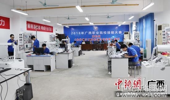 

图为比赛现场。甘权 摄

中新网广西新闻3月27日电(记者 林艳华)由广西壮族自治区教育厅主办的2018年广西职业院校技能大赛高职组“光伏电子工程的设计与实施”赛项，3月26日至27日在广西电力职业技术学院东校区举行