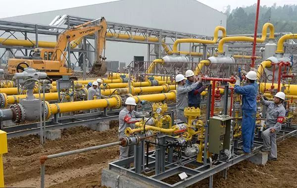 原标题：中国诞生首个大型页岩气田,美国独霸页岩时代结束或嗅到危机            本文为BWC中文网原创，首发于“大人物头条” (ID:bwchinesenews) 据新华社报道，中国首个大型页岩气田——涪陵页岩气田已如期建成，年产能100亿立方米，相当于建成一个千万吨级的大油田。能源货币专家告诉BWC中文网，这对中国未来能源、经济以及世界能源、经济格局都会产生深远影响，美国长期独霸页岩油气时代或宣告结束