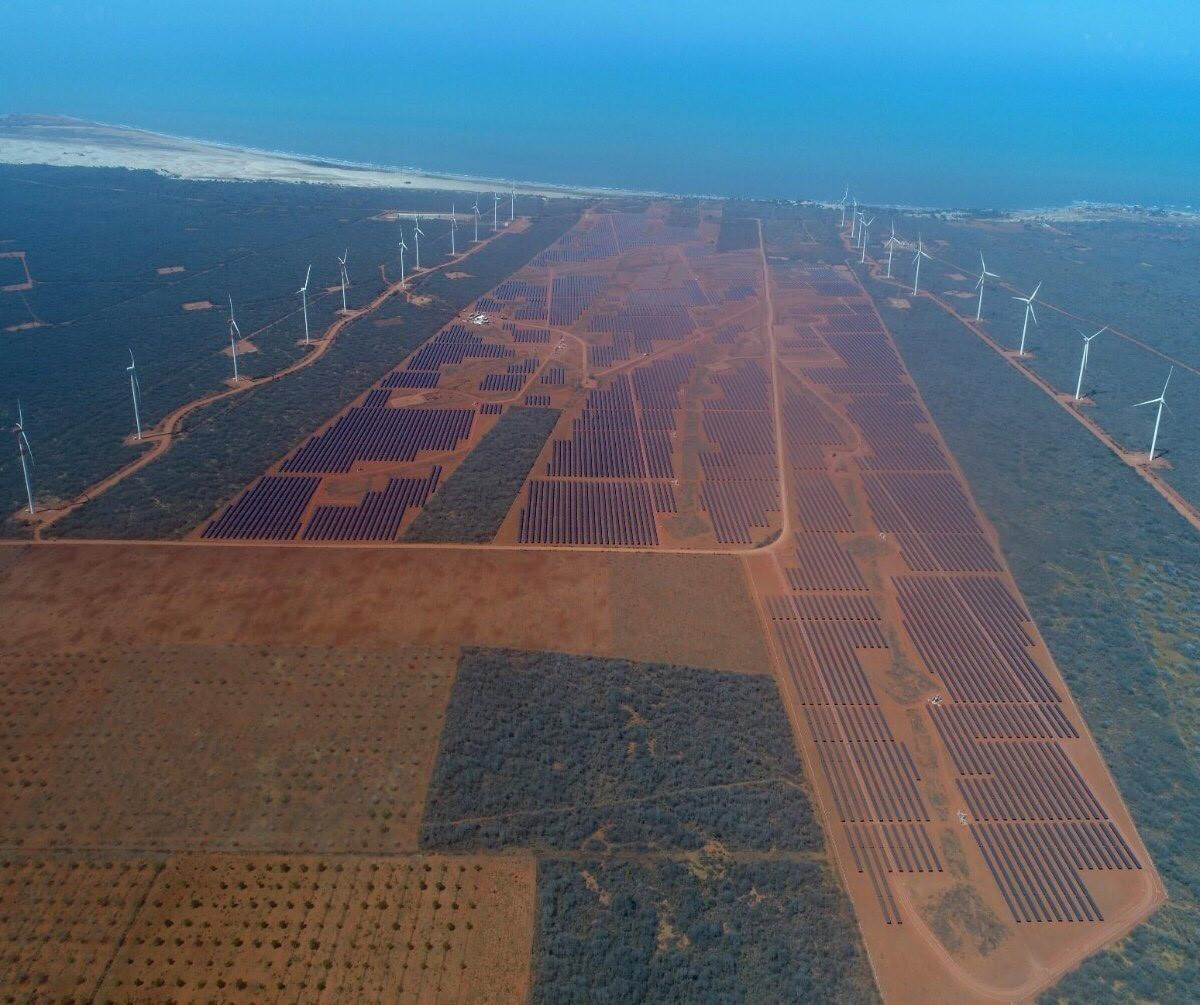 原标题：比亚迪签署澳洲最大光伏项目            比亚迪与BIOSAR公司日前宣布，在澳大利亚签署价值近3000万美元(约合2亿人民币)的75MW光伏项目。 澳大利亚75MW光伏项目是比亚迪在澳大利亚的最大光伏项目，项目建成后，将每年为澳大利亚昆士兰州发电1.36亿度，每天为6.5万个家庭提供可再生的清洁能源