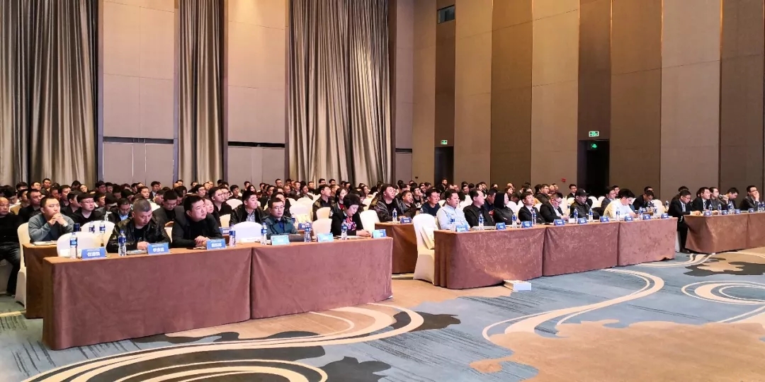 　　2015年，光伏扶贫成为“十大精准扶贫工程”之一，在6省30县进行试点，总规模为150万千瓦。2016年，首批光伏扶贫项目名单公布，光伏扶贫步入“攻坚年”，推广到全国14个省，以村级电站和集中电站的形式，规划建设516万千瓦光伏，共计帮扶55.6万户贫困家庭