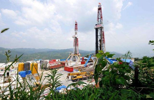 原标题：中国成功攻克一世界难题，千万吨级大宝藏开挖，惠及3340万人            当今世界，能源、信息和材料是现代社会发展的三大支柱，其中能源问题是当前世界各国都需要面对的一个问题，地球上的能源虽多，但大部分都是传统的化石燃料，它们总会有枯竭的一天。 因此开发新能源，对于人类来讲是必须要做的，尤其是像中国这样的大国，正处在高速发展的阶段，对于能源的需求也是日益的增多，在2017年，中国的石油消费量约6.1亿吨，而在这之中，4.2亿吨还是进口的，这使得在去年，中国也首次的超越美国，成为世界上最大的