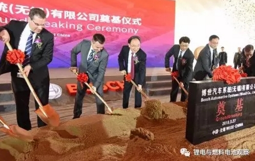 
			              3月27日，世界500強(qiáng)企業(yè)德國(guó)博世集團(tuán)在錫舉行博世汽車系統(tǒng)(無(wú)錫)有限公司建設(shè)奠基儀式，其全球首個(gè)電池產(chǎn)業(yè)化項(xiàng)目——車用48V電池項(xiàng)目同步開(kāi)工建設(shè)。省委常委、市委書記李小敏出席儀式并為項(xiàng)目奠基培土，博世動(dòng)力總成事業(yè)部執(zhí)行總裁蓋克斯塔特˙伍弗，副市長(zhǎng)、無(wú)錫高新區(qū)黨工委書記、新吳區(qū)委書記王進(jìn)健分別致辭