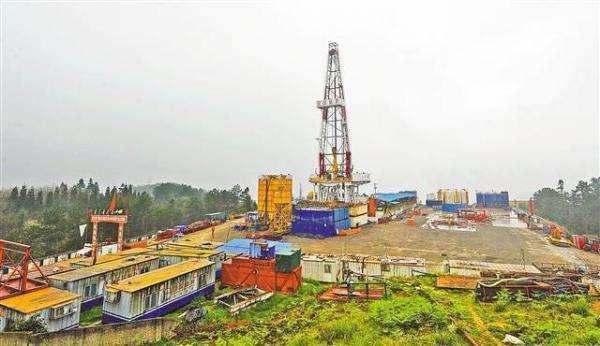 原标题：中国重庆传来捷报，核心技术被攻克，专家：警惕美国教训            能源问题一直是老生常谈的话题之一，就拿过去的2017年来说，相信在不少的用气家庭都有这样的体验，在用气高峰期气压不足，甚至在一些地区商业用气被限制，很多使用天然气的洗浴场所居然关门了。那么用气紧张是如何造成的呢？首先在2017年中亚供气囯由于本国天然气需求增大，减少了向中国出口天然气，导致了中国用气紧张的局面