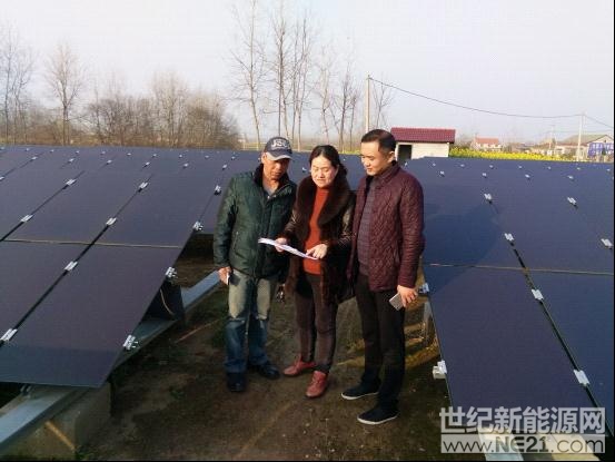  近期，湖北省公安县审计局在该县精准扶贫专项审计工作中，着力关注农村光伏发电项目的实施和运行情况，从资金使用、项目管理、效益发挥三个方面全面跟踪，切实保障“绿色电力”在扶贫攻坚作战中为贫困群众带来福音。图为审计人员在项目现场