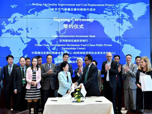 
	
                    
	【电缆网讯】近日，北京燃气集团与亚投行、财政部清洁基金在北京就农村“煤改气”项目贷款正式签约。这标志着亚投行首个对华投资和首笔公司贷款正式落地
