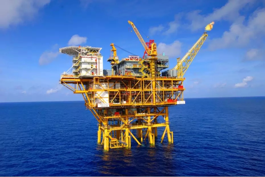 　　中国蔚蓝的海面下蕴藏着丰富的油气资源，每天不计其数的勘探船舶往返于海上钻井平台与港口，为国家输入源源不断的工业动力。海上钻井平台，犹如站在一座微型的小镇