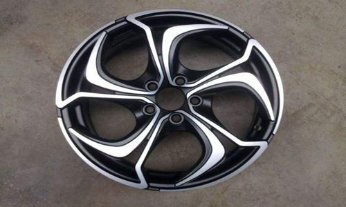 原标题：快讯 | 美国再启钢制轮毂“双反”调查；全球能源互联网骨干网架规划首次发布            1．美国再启钢制轮毂“双反”调查 美国时间3月27日，美国Accuride Corporation公司和Maxion Wheels Akron LLC公司向美国商务部和美国国际贸易委员会提出申请，要求对原产于中国的钢制轮毂产品发起反倾销及反补贴调查。实际上，受到中美贸易摩擦影响，近期大宗商品市场成为了股市以外的“重灾区”，其中又以黑色系、橡胶等相关品种下跌最为明显