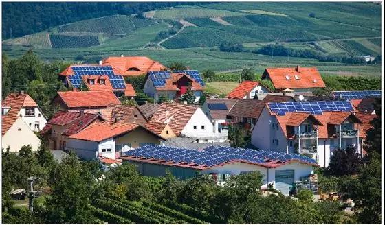 原标题：分布式光伏呼吁政策支撑            分布式光伏的比重未来还将持续增长，并将成为光伏的主体发展形式，而其不仅需要先进的光伏技术作支撑，更需要相应的政策支撑体系。 2017年是中国光伏产业高歌猛进的一年，光伏总装机高达53吉瓦，不但是中国历史上光伏装机规模最高的一年，并且超过曾经的光伏装机第一大国德国过去20多年的光伏装机总量