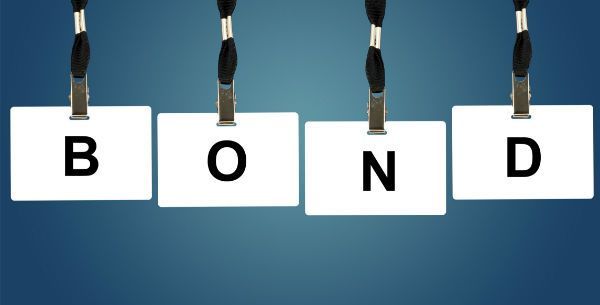 原标题：华信旗下15华信债与16申信01被临停 跌幅均超34%报收60元             （图片来源：全景视觉） 经济观察网 记者 蔡越坤 3月1日，上海华信国际集团有限公司两只债券15华信债（136093）和16申信01（136698）因今日上午出现异常波动，被上交所临时停牌。 上交所公告称：自2018年03月01日10时11分开始暂停16申信01交易，自2018年03月01日10时41分起恢复交易；自2018年03月01日10时17分开始暂停15华信债交易，自2018年03月01日14时55分