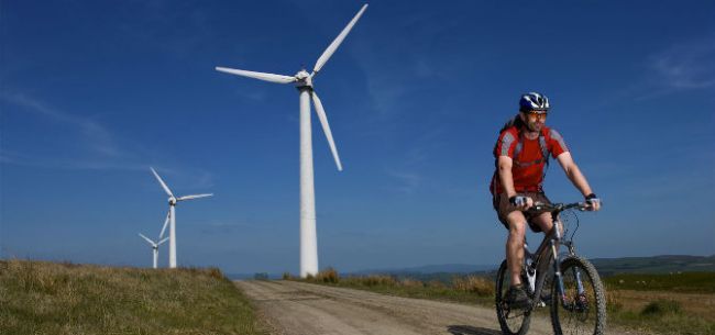 原标题：中国能源转型怎么转？有人呼吁政策引导，有人呼吁市场开放……             （图片来源：全景视觉） 经济观察网 记者 卢谦 “世界各国争相寻求能源转型道路，发展绿色清洁低碳能源，替代传统化石能源。”在3月27日至29日举办的2018年中国国际清洁能源科技推广周（下称推广周）上，国家能源局原副局长张玉清就当前世界能源格局发表观点