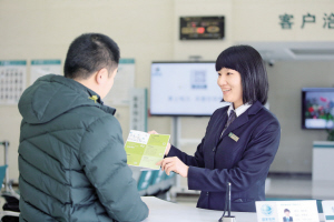 
				　　3月23日，国家电网公司在北京召开新闻发布会，发布优化营商环境服务工作情况。会上，记者了解到，国家电网公司积极打造以客户为中心的现代服务体系，对标世界银行评价体系，首先在北京、上海两地实施小微企业供电服务质量提升专项行动，全力精简流程环节，加快接电速度，降低全接电成本，提高供电可靠性，为广大小微企业创立发展提供更大空间、注入新的动能