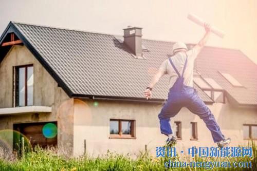                                                                                                                                                                    
	　　春節(jié)過后，在江蘇、浙江、江西等分布式光伏迅速發(fā)展的省份，一個(gè)個(gè)戶用光伏電站頻頻啟動(dòng)運(yùn)維服務(wù)招標(biāo)。

	　　經(jīng)歷2017年爆發(fā)式增長的家庭戶用光伏，運(yùn)維問題日益凸顯