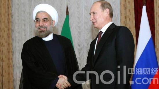 原标题：俄罗斯和沙特“联手”开发石油 意在抗衡沙美联盟?            中油财经网3月30日讯 最近一段时间中东地区局势在持续发酵，起因是特朗普可能会撕毁伊核协议进一步对伊朗采取制裁，而作为伊朗的死对头沙特则和美国近期签订军售大单，显然是想要进一步压制伊朗。其实自从特朗普上任以来，伊朗问题就是特朗普必然会去解决的问题一直，只因伊核协议是奥巴马签署的，作为奥巴马的遗留政治遗产，特朗普必须推翻，而沙特正好是可以“合作”的伙伴，因此沙特自然而然抱上了美国的大腿，双方相互合作共同制裁伊朗