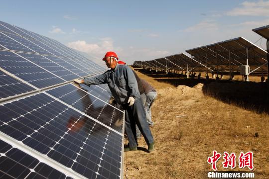　　3月30日，记者从国网青海省电力公司了解到，自2018年开年以来青海省内新增实施电能替代项目416个，实现替代电量2.35亿千瓦时。图为青海光伏电站建设